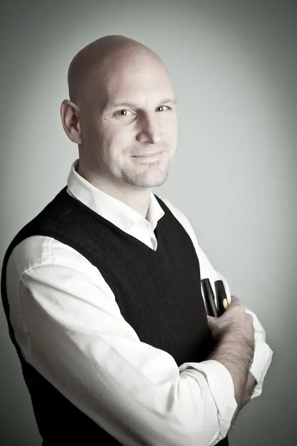 Kristian Seewald mit verschränkten Armen, in weißem Hemd und dunkler Weste